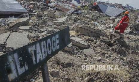 Anggota tim penyelamat dari Manggala Agni mencari korban gempa dan tsunami di kawasan Kampung Petobo, Palu, Sulawesi Tengah, Selasa (2/10).