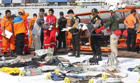 Debris of the Lion Air JT 610 found in Tanjung Karawang waters brought to Tanjung Priok Port, Jakarta, Monday (Oct 29).