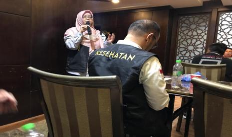 Suhu 46 Derajat, Ini Tips Jamaah Haji Cegah Kulit Kering, Bibir Pecah, dan Dehidrasi. Foto:   Anggota Tim Promosi Kesehatan PPIH Arab Saudi Sektor dua dr. Ira Cyndira Tresna memberikan edukasi pesan kesehatan Kepala regu (karu) dan Kepala Rombongan (karom), Rabu (8/6/2022).