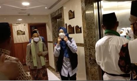 Anggota Tim Promosi Kesehatan PPIH Arab Saudi Sektor dua dr. Ira Cyndira Tresna (tengah) saat edukasi kesehatan jamaah haji di sektor dua Madinah.