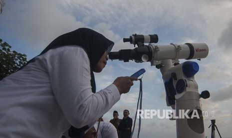 Anggota tim Rukyatul Hilal Kanwil Kementerian Agama mencari posisi bulan dengan teleskop terprogram saat pengamatan bulan untuk menentukan mulainya puasa.