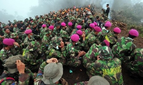 Anggota Tim SAR Gabungan melakukan apel dan doa bersama di Posko Puncak Manik, sebelum kembali ke kesatuannya masing-masing, Sukabumi, Rabu (16/5). 