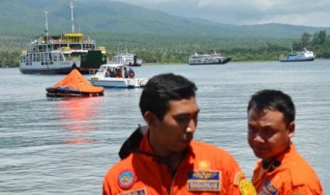 Anggota Tim SAR merapat di Pelabuhan Kayangan usai melakukan pencarian korban kapal feri Munawar yang tenggelam di perairan Selat Alas, Selong, Lombok Timur, NTB, Jumat (3/1). 