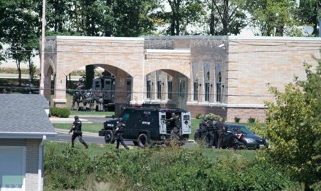 Anggota tim SWAT mengepung Kuil Sikh Wisconsin, AS tempat dimana terjadi aksi penembakan pada Ahad, 5 Agustus 2012 .  