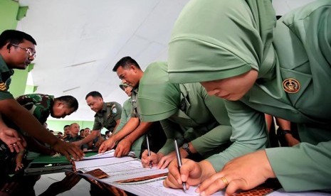 Anggota TNI AD bersama istri menandatangani  pakta Integritas Bebas Narkoba  (ilustrasi)