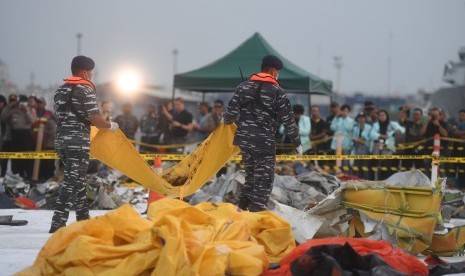 Anggota TNI AL membawa kantung jenazah korban jatuhnya pesawat Lion Air bernomor registrasi PK-LQP dengan nomor penerbangan JT 610 di Pelabuhan Tanjung Priok, Jakarta, Kamis (1/11/2018).