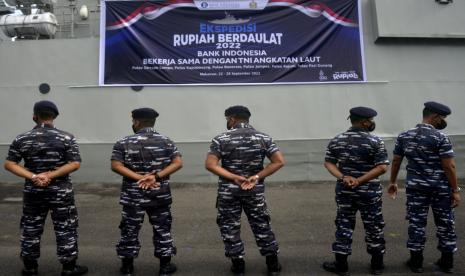 Anggota TNI Angkatan Laut bersiap naik ke atas kapal untuk melaksanankan ekspedisi Rupiah Berdaulat (ilustrasi). Bank Indonesia (BI) Perwakilan Provinsi Papua Barat bersama TNI Angkatan Laut siap menggelar Ekspedisi Rupiah Berdaulat 2023 yang menyasar daerah 3T di Papua Barat dan Papua Barat Daya.