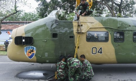 Anggota TNI AU memindahkan badan helikopter S-58 T Twin Pack di Museum Pusat TNI AU Dirgantara Mandala, Lanud Adisucipto, Sleman, DI Yogyakarta, Selasa (21/11). 