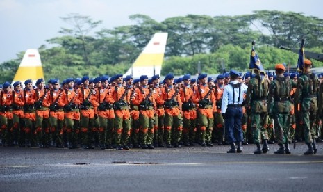 Anggota TNI AU mengikuti upacara di Lanud Halim Perdanakusuma, Kamis (15/1). 