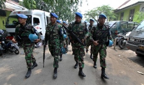 Anggota TNI berjaga di depan Gerbang Pangkalan Utama TNI-AL III saat dilakukan olah TKP di Pelabuhan tanjung Priuk, Jakarta Utara, Kamis (6/3).