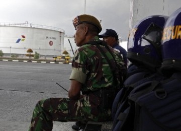 Anggota TNI berjaga di depan pintu masuk Depo Pertamina guna mengantisipasi aksi demonstrasi menolak kenaikan harga BBM per 1 April. (ilustrasi) 