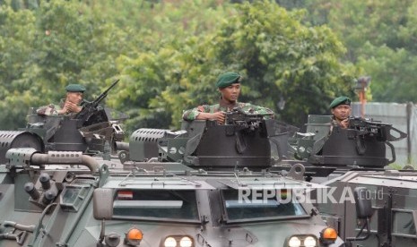 Anggota TNI berjaga di lokasi terjadinya bom dan baku tembak di Sarinah, Jakarta, Kamis (14/1). 