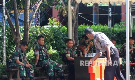 Anggota TNI berjaga di sekitar Polsek Ciracas, di Jakarta, Kamis (13/12/2018). 