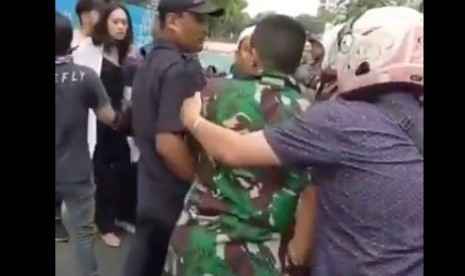 Anggota TNI berkelahi dengan seorang pria yang diketahui juga merupakan cucu mantan pejabat TNI.