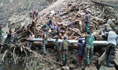 Anggota TNI dan Polri yang tergabung dalam Komando Tugas Gabungan Terpadu (Kogasgabpad) wilayah Sektor 2 menyambungkan pipa air bersih yang sempat terputus akibat gempa di Desa Senaru, Kecamatan Bayan, Lombok Utara, pada Rabu (5/9). 