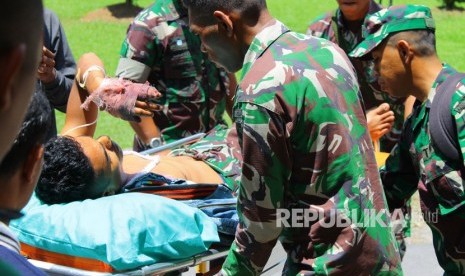 Anggota TNI korban penembakan kelompok kriminal separatis bersenjata (KKSB) di Mapenduma, Kabupaten Nduga, Pratu Laode Madjid dievakuasi ke RSUD Mimika, Papua, Jumat (1/2/2019). 