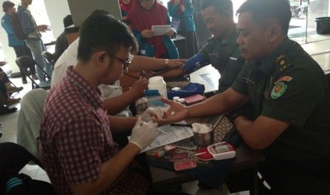 Anggota TNI Korem Badak Putih melakukan pemeriksaan sebagai calon pendonor darah di Aksi Donor Darah AMIK BSI Bogor.      