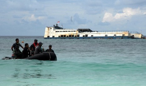 Anggota TNI melakukan pencarian korban KMP Lestari Maju yang tenggelam di sekitar lokasi tenggelamnya kapal di perairan Selayar, Sulawesi Selatan, Kamis (5/7).