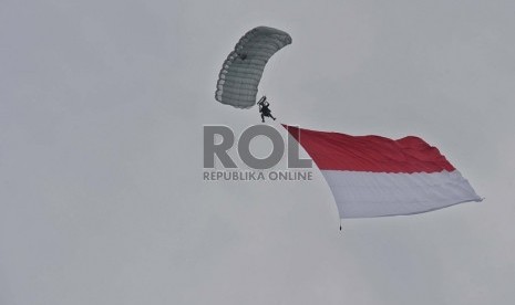  Anggota TNI melakukan penerjunan saat akan mengikuti upacara Peringatan HUT kemerdekaan RI di Lapangan Alue Barueh, Seunuddon, Lhoksukon, Aceh Utara, Sabtu (17/8).  (Republika/Tahta Aidilla)