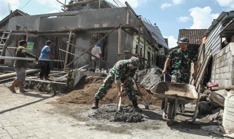 Anggota TNI membangun rumah warga saat kegiatan TNI Manunggal Masuk Desa (TMMD) Reguler di Pandowoharjo, Sleman, DI Yogyakarta, Kamis (2/6/2022). Program TMMD Reguler ke-113 kolaborasi Kodim 0732 Sleman dengan Pemerintah Kabupaten Sleman tersebut untuk menggerakkan pembangunan infrastruktur di wilayah pedesaan dengan membangun masjid, jalan desa, rumah, dan pos kamling. 