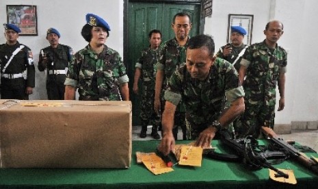 Anggota TNI menata sejumlah barang bukti kasus penyerangan Lembaga Pemasyarakatan Cebongan Sleman, saat konferensi pers tentang perkembangan pemeriksaan kasus tersebut, di Markas Denpom IV/5 Semarang, Jateng, Selasa (21/5).