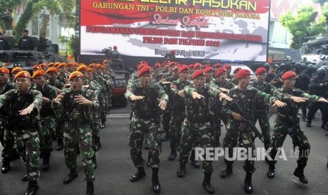 Anggota TNI meneriakkan yel-yel saat gelar pasukan pengamanan Pemilihan Umum (Pemilu) 2019 di area Bogor Nirwana Residence, Kota Bogor, Jawa Barat, Rabu (10/4/2019). 