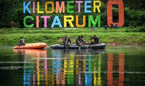 Anggota TNI mengambil sampah saat melakukan patroli bersih di Kawasan Hulu Sungai Citarum, Situ Cisanti, Kabupaten Bandung, Jawa Barat, Selasa (13/3). 