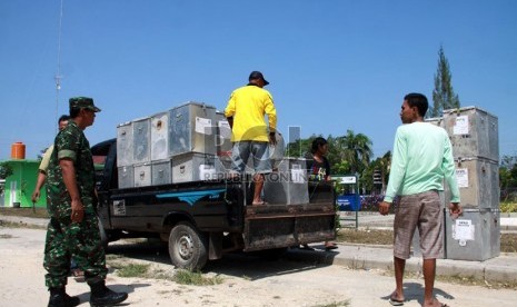 Anggota TNI menjaga pendistribusian terakhir logistik Pilpres 2014 di sejumlah Kecamatan, Sampang, Madura, Selasa (8/7). (Republika/Yasin Habibi)