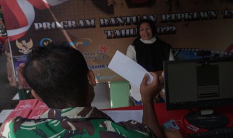 Anggota TNI menyerahkan bantuan kepada warga di Kodim 0736 Batang, Jawa Tengah, Kamis (14/4/2022). Kodim 0736/Batang menyalurkan Bantuan Tunai Pedagang Kaki Lima, Warung, dan Nelayan (BTPKLWN) sebanyak 20 ribu jiwa dengan nominal masing-masing penerima sebesar Rp600 ribu. 