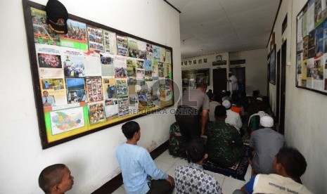 Anggota TNI, Polri bersama para pengungsi dan relawan melaksanakan shalat Jumat di Koramil Karubaga yang dijadikan Masjid sementara di Tolikara, Papua, Jumat (24/7).