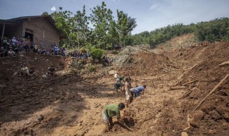 Anggota TNI, Polri, SAR, relawan dan warga mencari korban tanah longsor di Caok, Loano, Purworejo, Jateng, Rabu (22/6). 