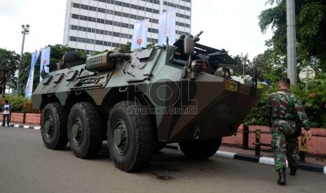  Anggota TNI Yonif Mekanik 201 Kodam Jaya berjaga menggunakan kendaraan Panser Anoa di Kawasan Bundaran HI, Jakarta Pusat, Selasa (14/4). (Republika/ Yasin Habibi)