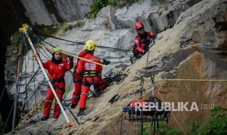 (ilustrasi) Anggota Vertical Rescue Indonesia melakukan simulasi evakuasi korban bencana saat pelatihan evakuasi bencana di Curug Batu Templek, Kabupaten Bandung, Jawa Barat, Selasa (30/4/2019). 