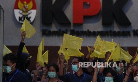 Anggota Wadah Pegawai KPK membawa bendera kuning saat melakukan aksi di gedung KPK Jakarta (Ilustrasi)