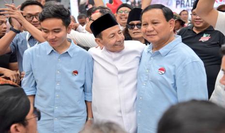 Anggota Wantimpres Habib Luthfi bin Yahya merangkul pasangan Prabowo Subianto-Gibran Rakabuming Raka di Indonesia Arena, Senayan, Jakarta Pusat, Rabu (25/10/2023).