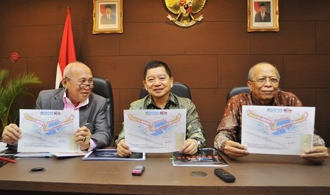 Anggota Wantimpres Suharso Monoarfa (tengah) bersama Direktur International Sentul Circuit Tinton Soeprapto (kiri) serta Ketua Badan Olahraga Profesional Indonesia (BOPI) Noor Aman (kanan) memaparkan rencana Indonesia menjadi tuan rumah MotoGP 2017, Jakart