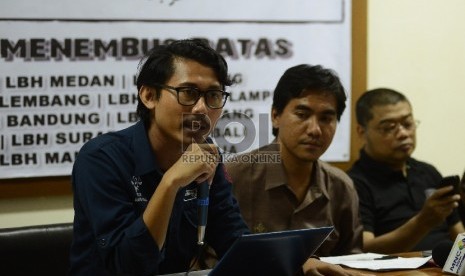 Anggota YLBHI Julius Ibrani (kiri) memberikan pemaparannya bersama Direktur YLBHI Alvon Kurnia Palma (kedua kiri) dan Rohaniawan Romo Benny (kanan) saat berdiskusi dengan media di Gedung YLBHI, Jakarta, Jumat (28/8).