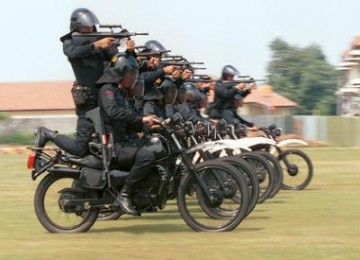 Anggota Brimob sedang berlatih.