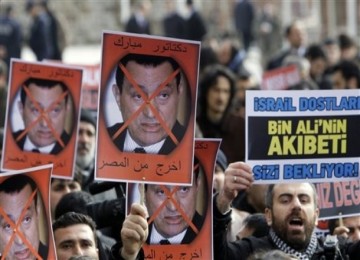 Anggota kelompok-kelompok pro-Islam di Turki menunjukkan solidaritas dengan pengunjuk rasa di Mesir, di luar Masjid Fatih di Istanbul, Turki, Jumat, 28 Januari 2011.