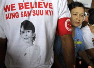 Anggota Partai Nasional untuk Demokrat, Myanmar, menggunakan kaos bergambar Aung San Suu Kyi.