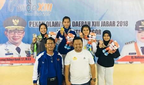 Anggun, atlet judo UBSI, berhasil meraih medali emas dan perak di Porda XIII Jawa Barat 2018.