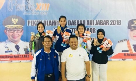 Anggun, atlet judo UBSI berhasil meraih medali emas dan perak di Porda XIII Jawa Barat 2018.