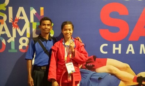 Anggun, mahasiswa BSI Karawang meraih juara kedua kejuaraan sambo tingkat Asia Tenggara.