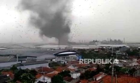 Angin puting beliung di Rancaekek, Kabupaten Bandung, Jawa Barat pada Rabu (21/2/2024). BMKG Stasiun Bandung menegaskan fenomena angin kencang tersebut bukan tornado, tapi angin puting beliung.