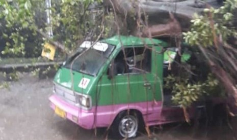 Angin puting beliung merobohkan sejumlah pohon dan atap rumah warga di sejumlah wilayah di Kota Bogor, Kamis (6/12) sore. 