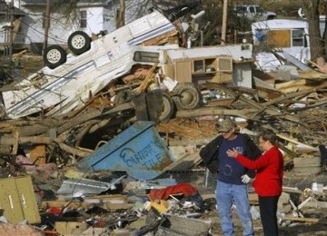 Angin Tornado menghancurkan rumah-rumah warga di Harrisburg Ill, Illinois, AS, Rabu (29/2).