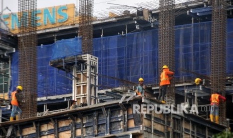 Pekerja saat menggarap pembangunan gedung di Jalan TB Simatupang, Jagakarsa, Jakarta Selatan (ilustrasi) 