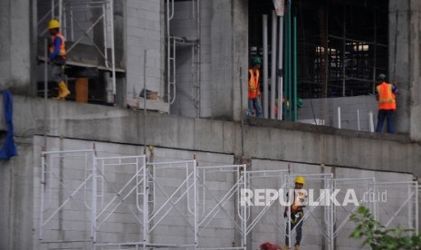 ANGKA KECELAKAAN KERJA. Pekerja saat menggarap pembangunan gedung di Jalan Tb Simatupang, Jagakarsa, Jakarta Selatan, Rabu (27/9)