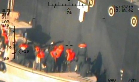 Angkatan Laut AS mengatakan anggota AL Garda Revolusi Iran memindahkan sebuah ranjau magnet dari dekat tanker Kokuka Courageous milik Jepang. Foto diambil dari helikopter AL AS.