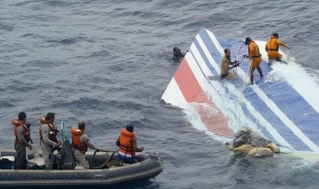 Angkatan Laut Brasil mengambil potongan tubuh pesawat Air France AF447 yang jatuh di Samudra Atlantik pada 2009 lalu.